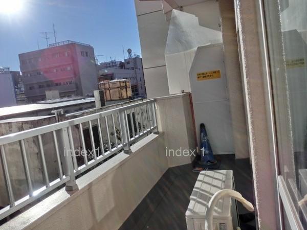 Balcony. Yang per well of a balcony! It is a park in front of!