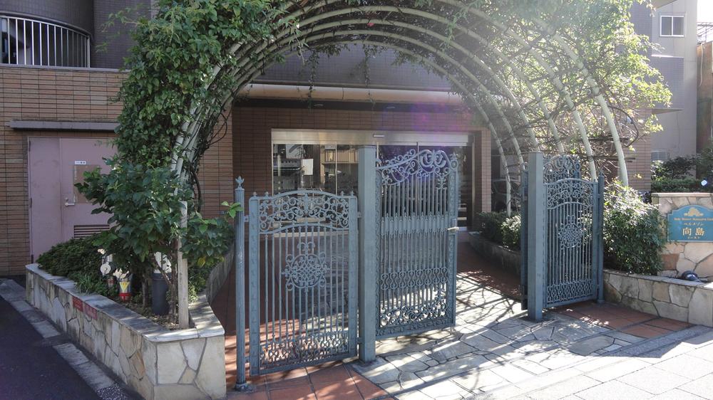 Entrance. Common areas