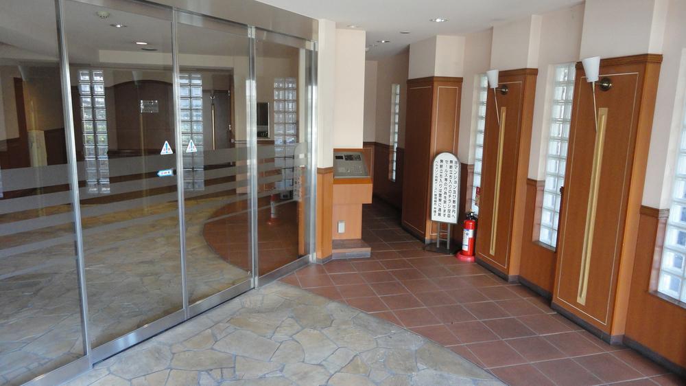 Entrance. Common areas