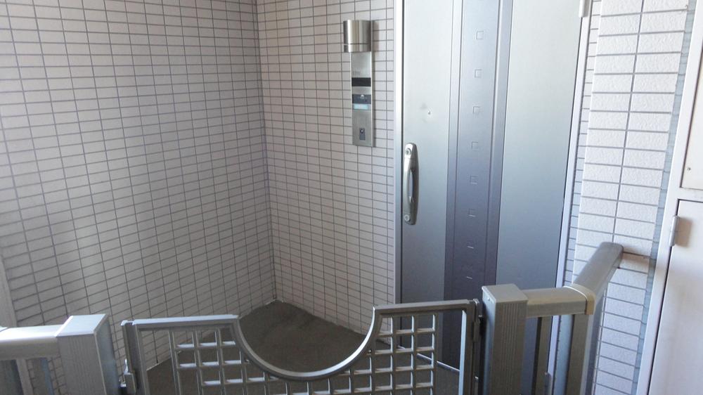 Entrance. Local (10 May 2013) Shooting