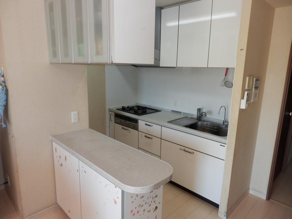 Kitchen. Indoor (10 May 2013) Shooting. The kitchen is, In a bright open kitchen with a counter, water filter ・ Shower Faucets ・ Enameled steel kitchen panel ・ Glass top stove ・ Slide housing is attached.