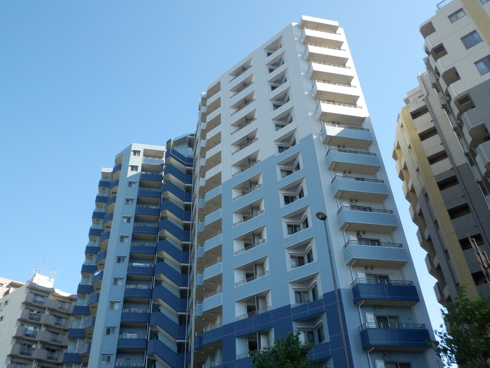 Local appearance photo. Local (10 May 2013) Shooting. It is the appearance of the entrance from the side.