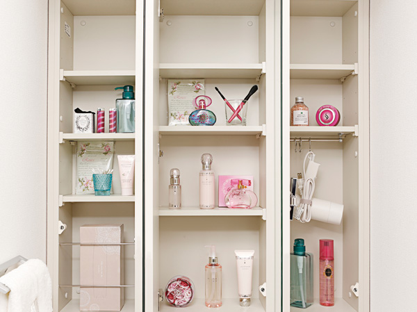Bathing-wash room.  [Three-sided mirror back housing to enhance the functionality] Three-sided mirror inside, Installing a movable shelf storage that can be used in small organize such as shampoo and cosmetics such.