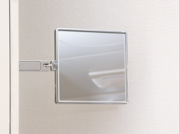 Bathing-wash room.  [Magnifying glass that you can check the make-up finish] In addition to the three-sided mirror, Prepare a magnifying glass that can be enlarges the details. Such as the make-up finish, You can check carefully.