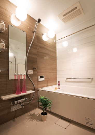 Bathing-wash room.  [Bathroom] Adopt the tub loose and relax in a safe low-floor type. Also we have established handrail and one-touch bathtub drain plug. Also, Adopted looks beautiful flag stone floor in a clean side-by-side like finishing a block of stone. Difficult slippery dry, Cleaning is also happy to order to further stain-resistant.