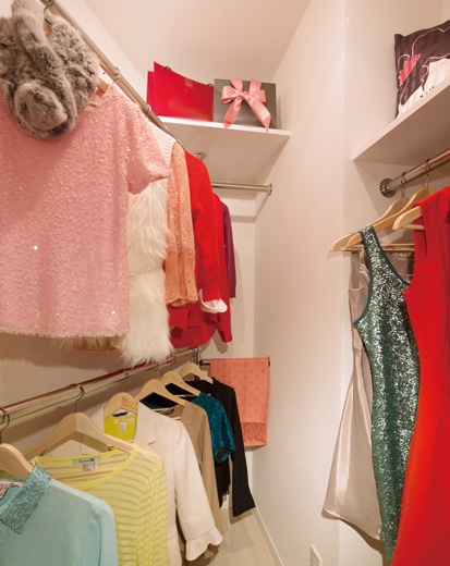 Receipt.  [Walk-in closet with a two-stage pipe] It adopted a two-stage pipe with a closet for increasing the storage capacity of the clothes we take advantage of the space to the fullest.