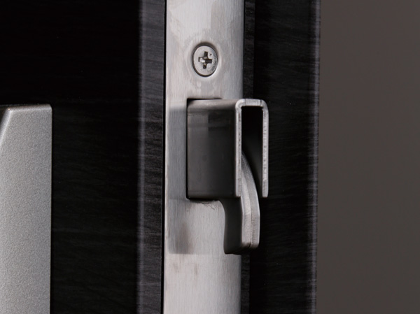 Security.  [Dead lock with sickle] Exert a strong crime prevention effect against prying the door using such bar has adopted a sickle-type dead bolt. (Same specifications)