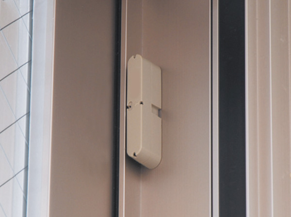 Security.  [Security magnet sensor at the entrance of all dwelling units] Report illegal intrusion to the Central Security Patrols, Set up a crime prevention magnet sensor. (Same specifications)