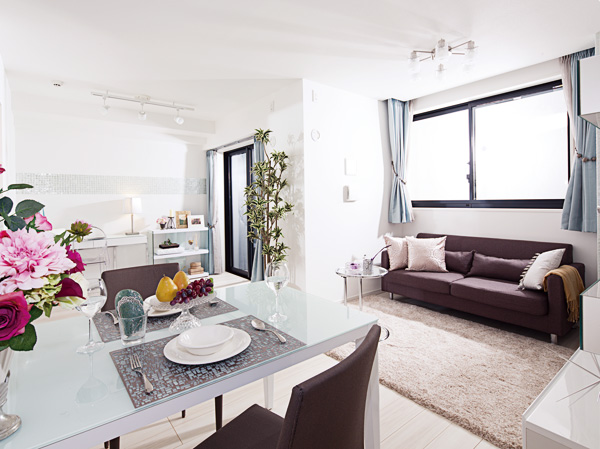 Room and equipment. As to fit in each of the life-style and personality who live, Living was to have a simple sense of quality in harmony in a variety of interior. (living ・ dining / Model Room E type)