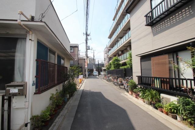 Local photos, including front road. Local (06 May 2013) Shooting