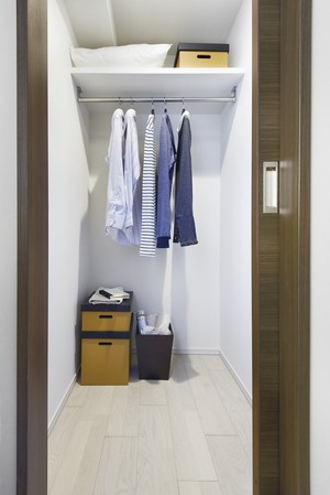 Directions to the model room (a word from the person in charge)