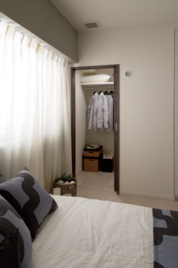 Receipt. Walk-in closet