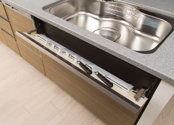 Kitchen.  [Sink before kitchen knife feed] Storage space of the kitchen knife that was taking advantage of the sink before the dead space. Kitchen knife jumped out of Ya, It is with a lock to prevent accidents by children.