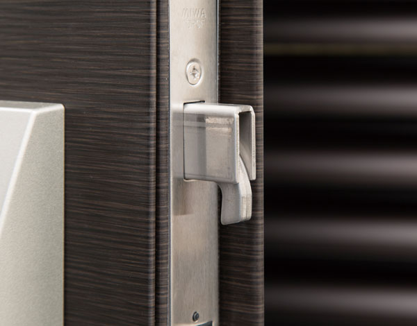 Security.  [Sickle dead entrance lock] Bar due to adopted a sickle dead to exert a strong effect on the pry-open prevention of entrance door. (Same specifications)