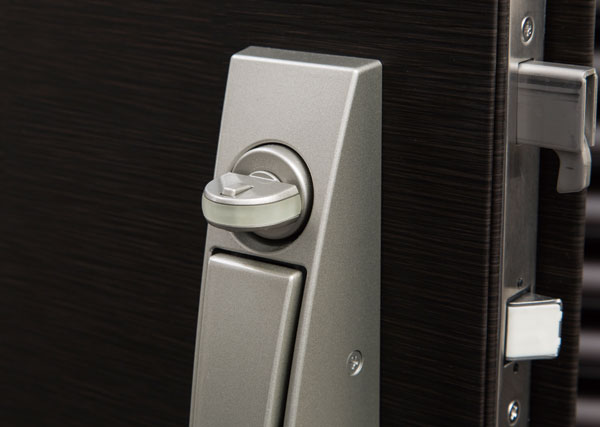 Security.  [Crime prevention thumb turn] In order to prevent the thumb once to invade by turning the unlocking knob with a tool, It was set up crime prevention thumb by the switch button. (Same specifications)