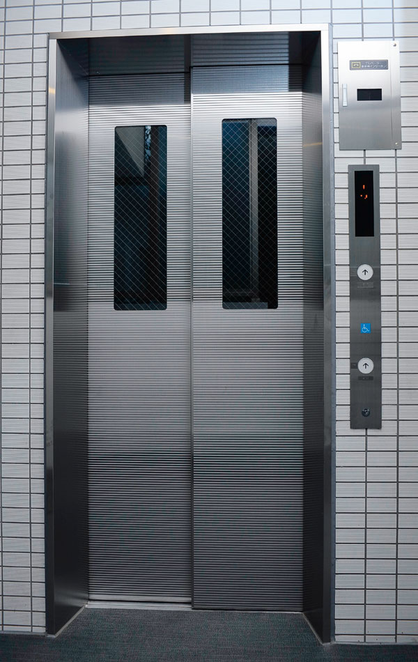 Security.  [Security window with Elevator] Is a window with a door that situation in the elevator car is visible from each floor. Prevent in advance crime and mischief in the basket, In peace offers an elevator (lift). (Same specifications)
