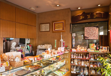 Surrounding environment.  [Saitamaya Koume] Japanese confectionery ray, Taste of the long-established. Recommended "middle Koume". Japanese sweets shop has inherited the tradition from primary. With the luxury of the red bean of Kyoto Dainagon "during Koume", Use a meatball potato Kyoto Tamba production in the skin, Put the juice of the cherry blossoms in red bean paste "Sakurabashi bun", Popular "small plum dumpling" is a staple for women to eat in the sweet treatment. (About 760m / A 10-minute walk)