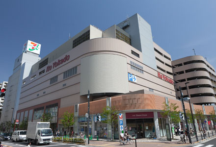 Surrounding environment.  [Ito-Yokado towing shop] It served in an affordable goods with a value in the high-quality price to food from Fashion. safety ・ There is a reputation for thorough Good and convenient online supermarket to the peace of mind. (About 690m / A 9-minute walk)