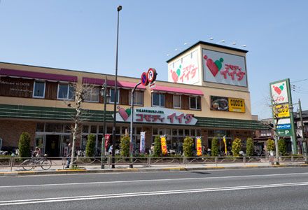 Surrounding environment.  [Commodities Iida Higashimukojima] Assortment in close contact with the community. every day, Implementation bargain service! It opened as Sumida-ku, one store in 2006. Region's largest delicatessen department, Ya freshly baked sale of freshly baked bread, "Paletta", "City of 4 o'clock" from 4 pm, Bargain time service every day of the "6 o'clock of the city" and the like from the 6 o'clock Ya, By day of the week of the event is very popular. (About 770m / A 10-minute walk)