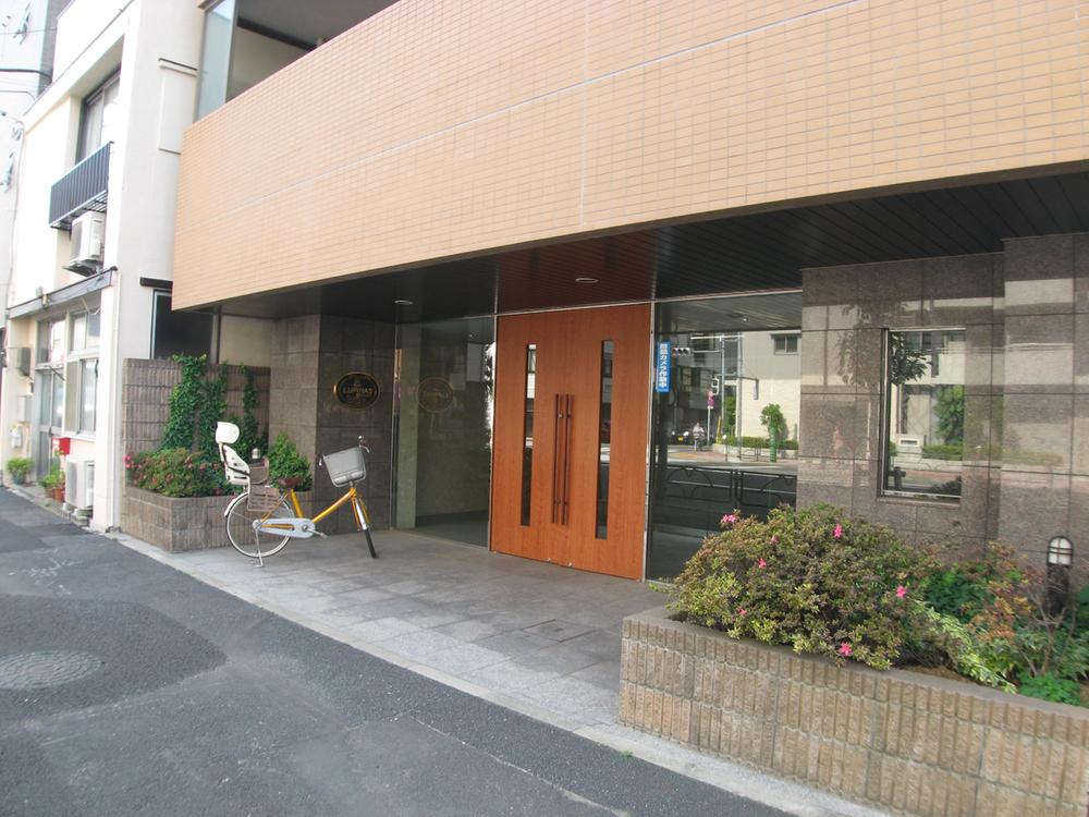 Entrance. Common areas