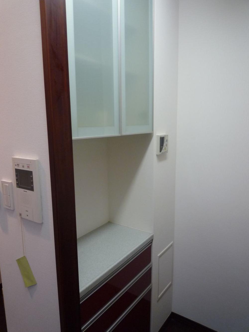 Kitchen. Built-in kitchen storage capacity is also sufficient