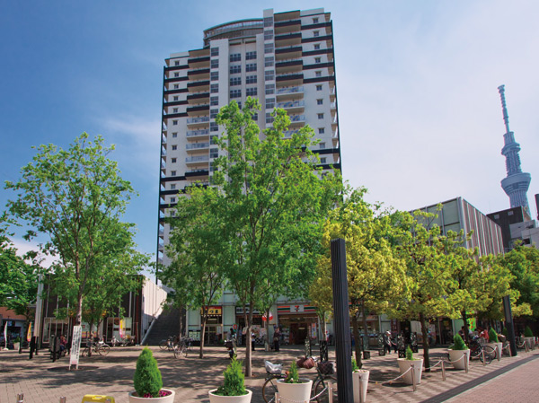 Surrounding environment. Redevelopment ( ※ 1) advances Tobu Sky Tree Line "towing" station ・ Keisei Oshiage Line "Keisei towing" around the station. It is expected to more convenient living. (Photo East core towing / House-A: about 520m ・ House-B: about 540m, Both 7-minute walk)