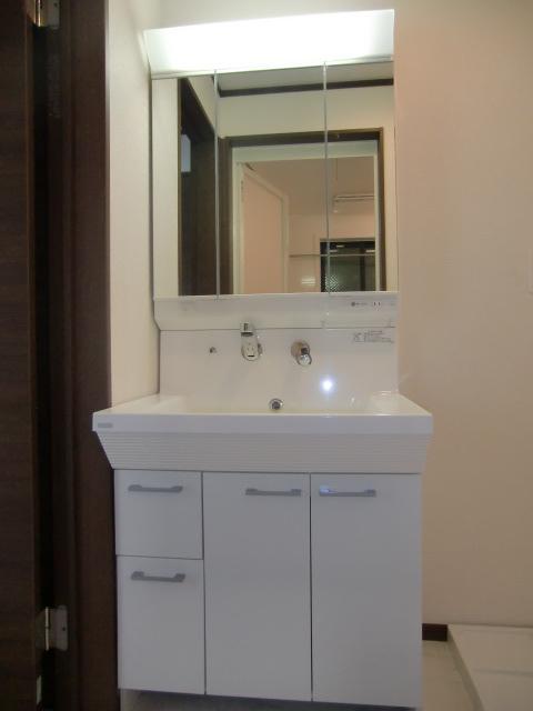 Wash basin, toilet. Wash basin with shampoo can also shower function