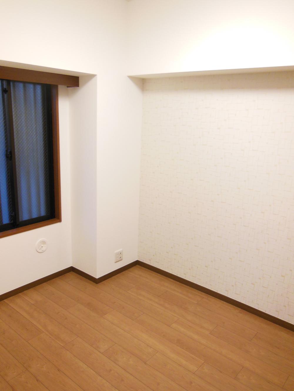 Other. Of flooring specification "closet (about 4.5 Pledge)"