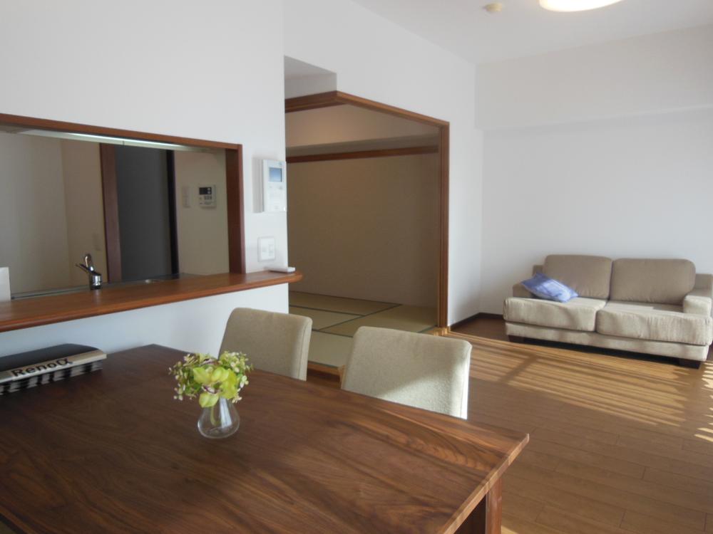 Local appearance photo. Bright living room facing south (November 2013) Shooting ※ Furniture & Furnishings in me are not included in the price