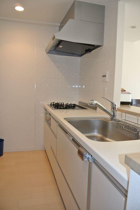 Kitchen. Popular face-to-face kitchen also enjoy interacting with the family