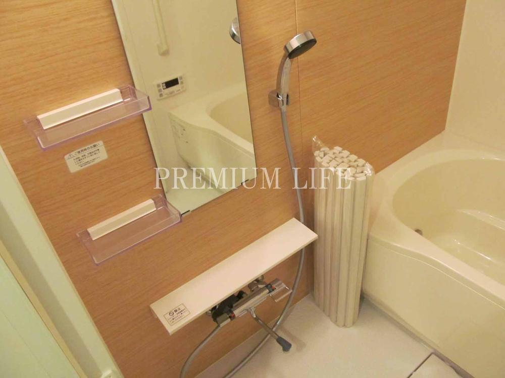 Bathroom. «Convenient shelf with bathroom» There is a little shelf, Also clean storage, such as washing the face and razor