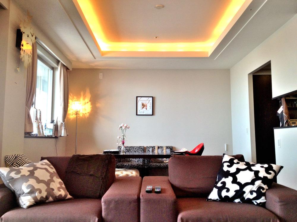 Living.  Indoor (May 24, 2013) is the shooting living ceiling were installed down lights after the purchase! It brought the spread to the living room ☆