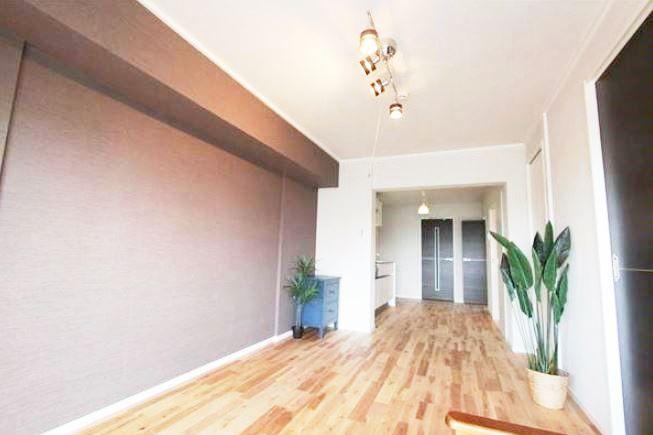 Local appearance photo. Bright room.