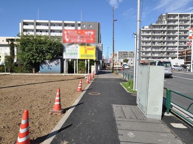 Local photos, including front road. Contact road