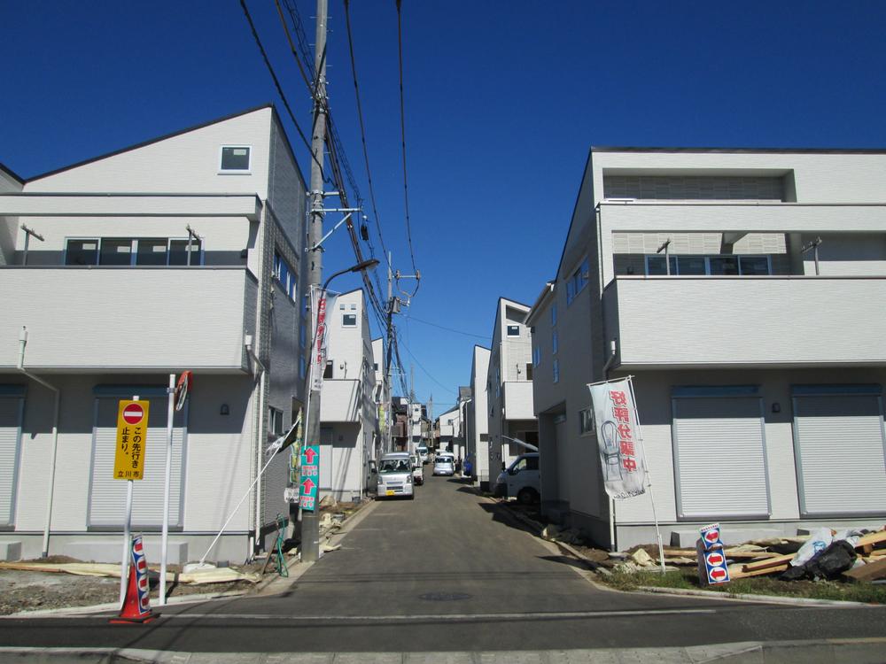 Local photos, including front road. Local (10 May 2013) shooting all 11 buildings development site! ! ! Nearing completion