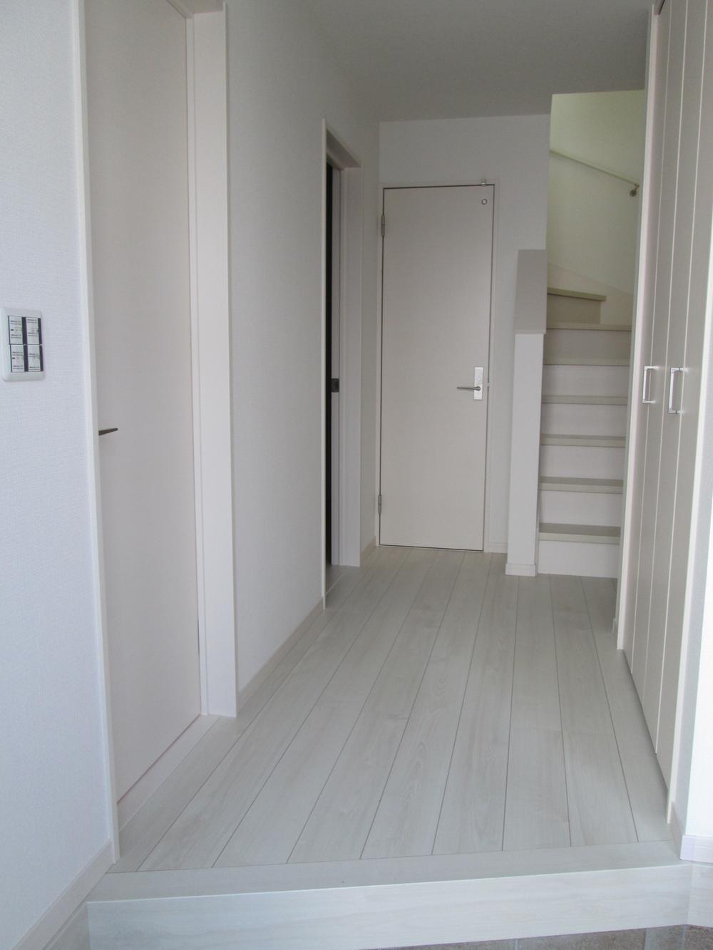 Entrance. 1 Building