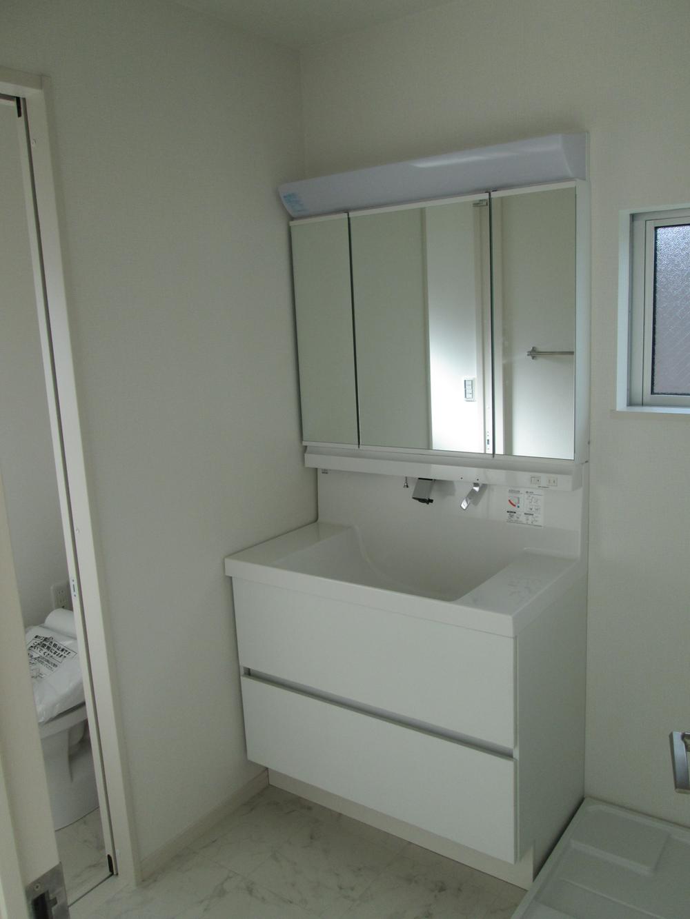 Wash basin, toilet. 1 Building