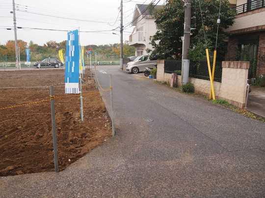 Local photos, including front road. Frontal road