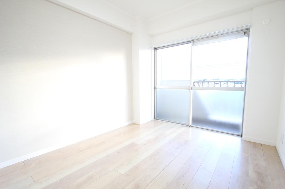 Non-living room. Very bright room About 4.5 Pledge