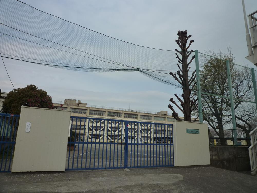Primary school. 880m to Tachikawa Municipal Matsunaka Elementary School