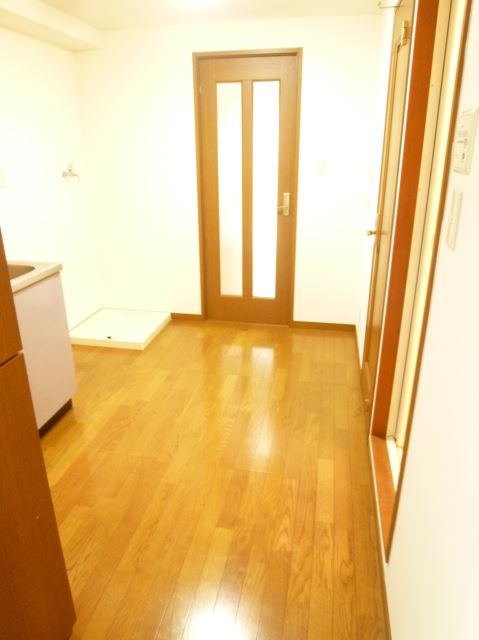 Kitchen. ☆ Since there is quire 4 kitchen, You can use comfortably ☆