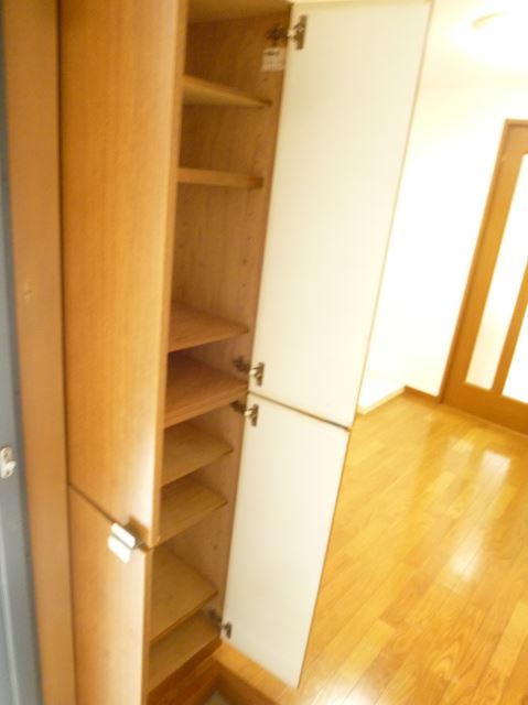 Receipt. ☆ Since there is a shoe box can clutter around the entrance ☆