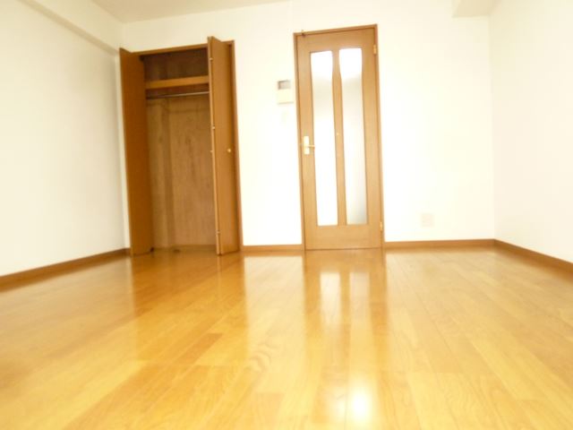 Living and room. ☆ Western-style 8 pledge ・ With storage is a south-facing room ☆