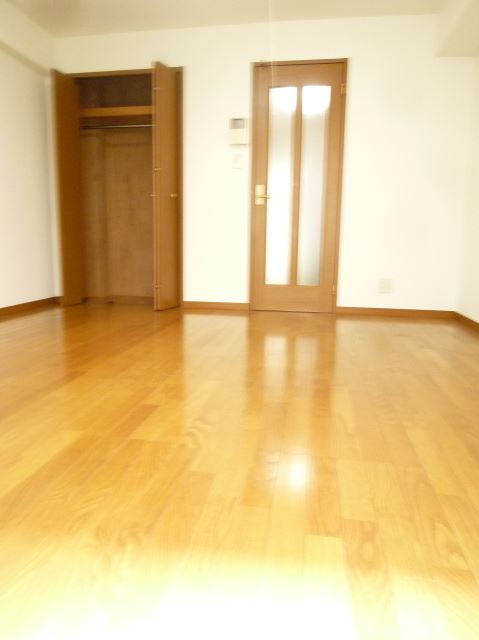 Living and room. ☆ Western-style 8 pledge ・ With storage is a south-facing room ☆