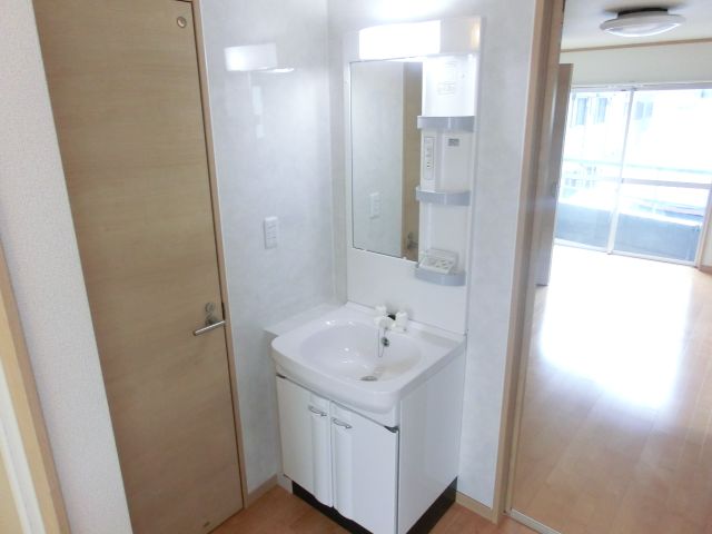 Other Equipment. Is an independent wash basin also serve in the morning of preparation ☆