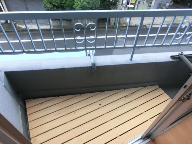 Balcony. You can hang out the laundry to the south-facing veranda ☆