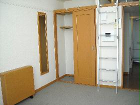 Living and room. 2F of the room is the carpet.