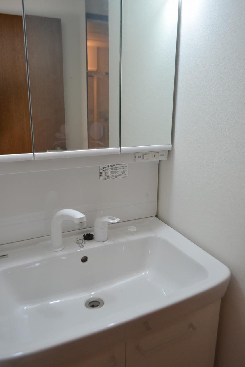 Wash basin, toilet. Indoor (12 May 2013) Shooting