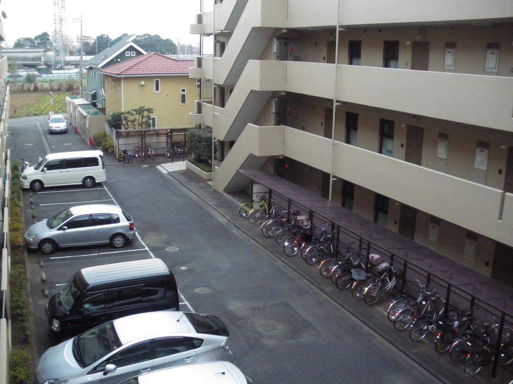 Parking lot. ● overlooking the flat-standing on-site parking.