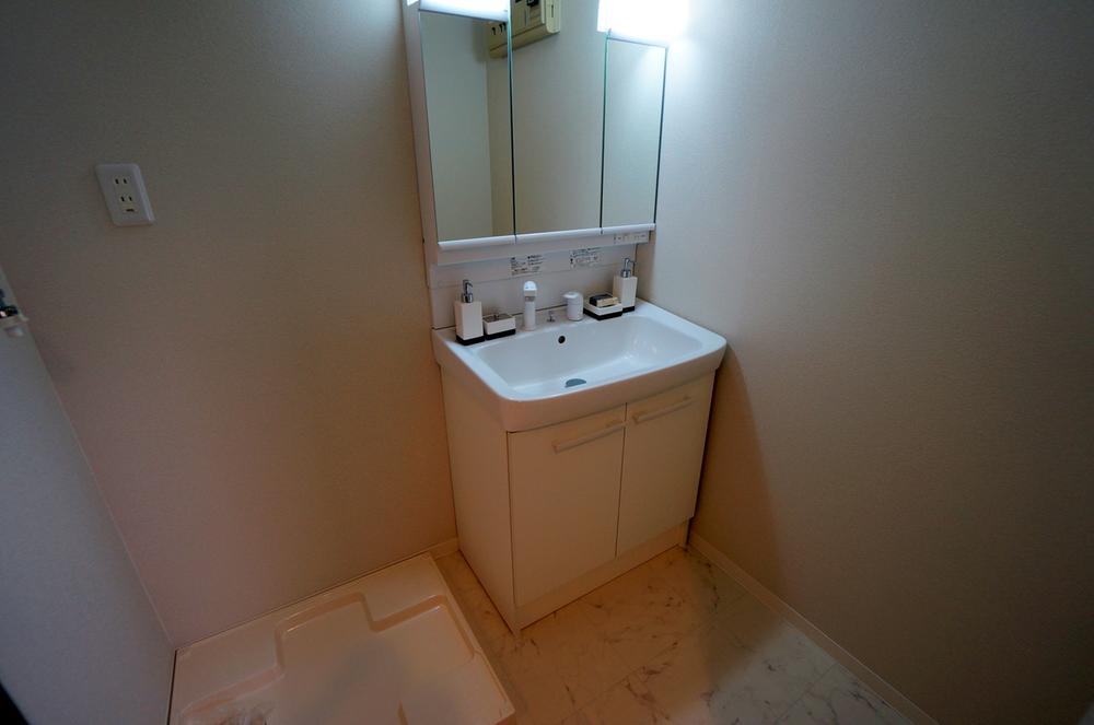 Wash basin, toilet. December 2013 shooting